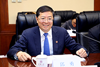 Professor Qiu Yong delivers a speech in the meeting